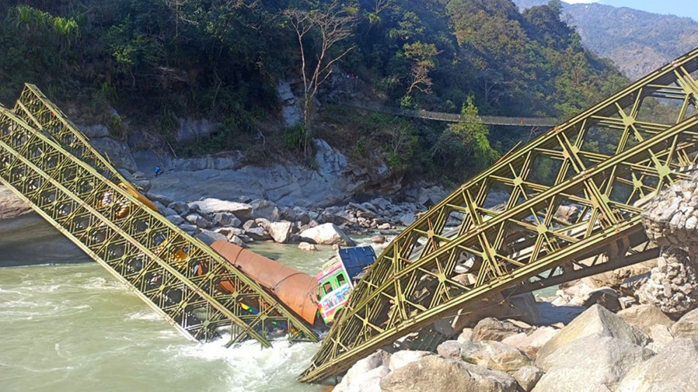 Bailey Bridge in Makalu of Sankhuwasabha broke down: three trucks fell into the River