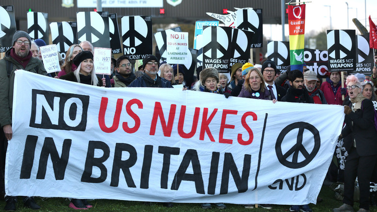 US to deploy nuclear weapons to UK