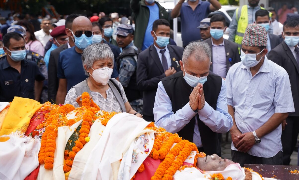 baburam bhattarai paying tribute to pradip giri