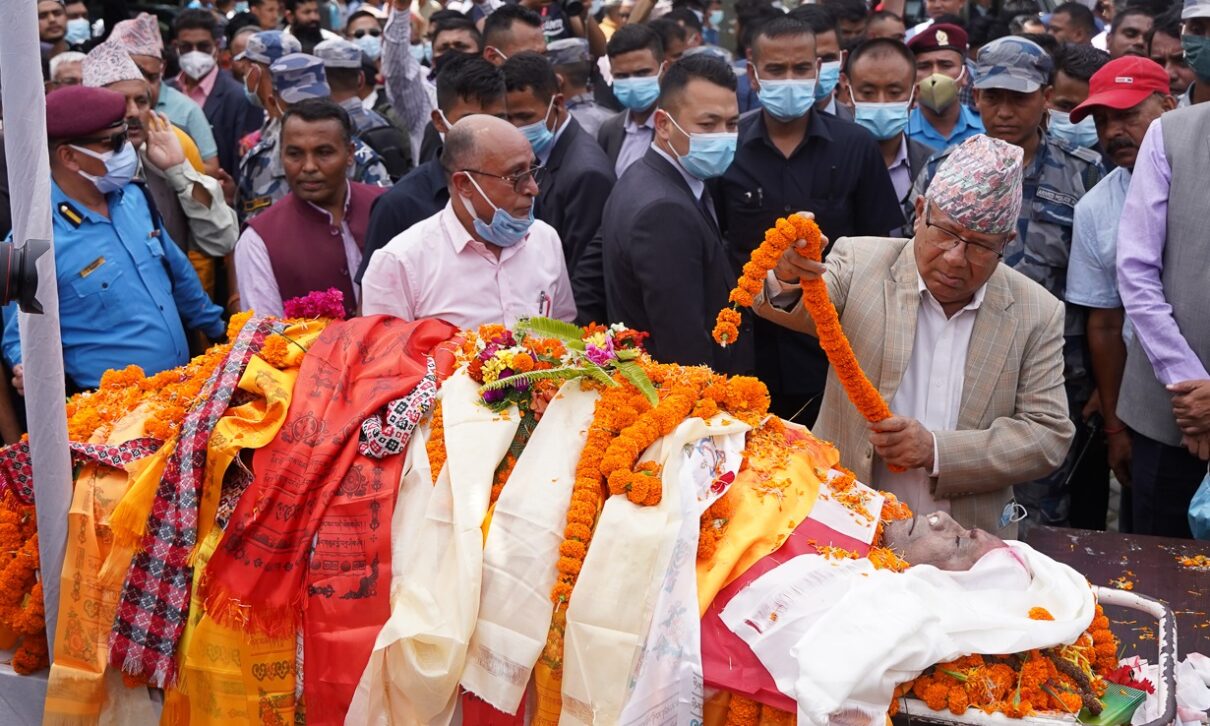 madhav nepal paying tribute to pradip giri