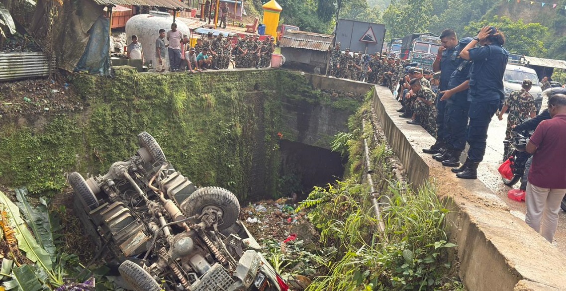 army truck accident npg2lw33Mf